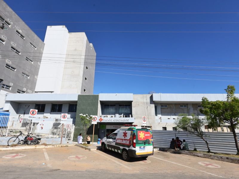 Elmano vistoria obras do Hospital Regional de Crateús e destaca avanço de equipamento que terá mais de 300 leitos