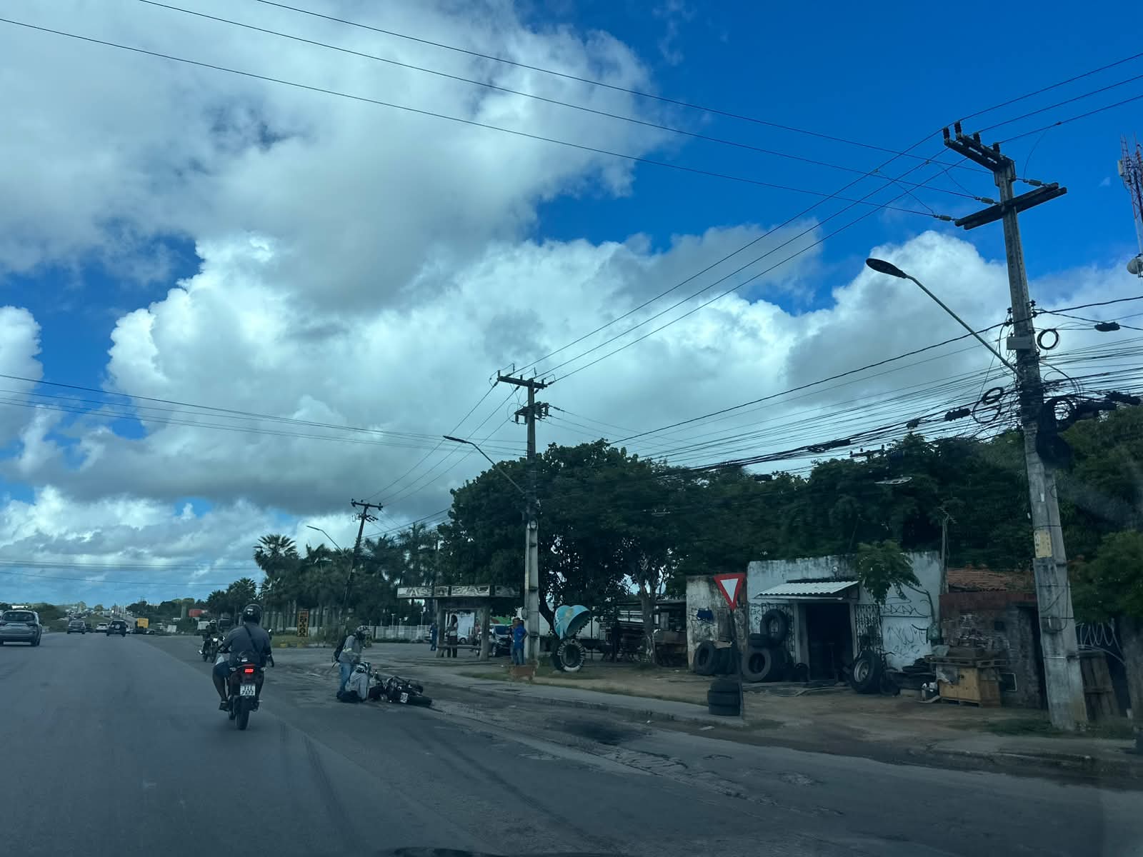 Três acidentes deixam trânsito lento na BR-116; motociclista fica ferido em uma das ocorrências